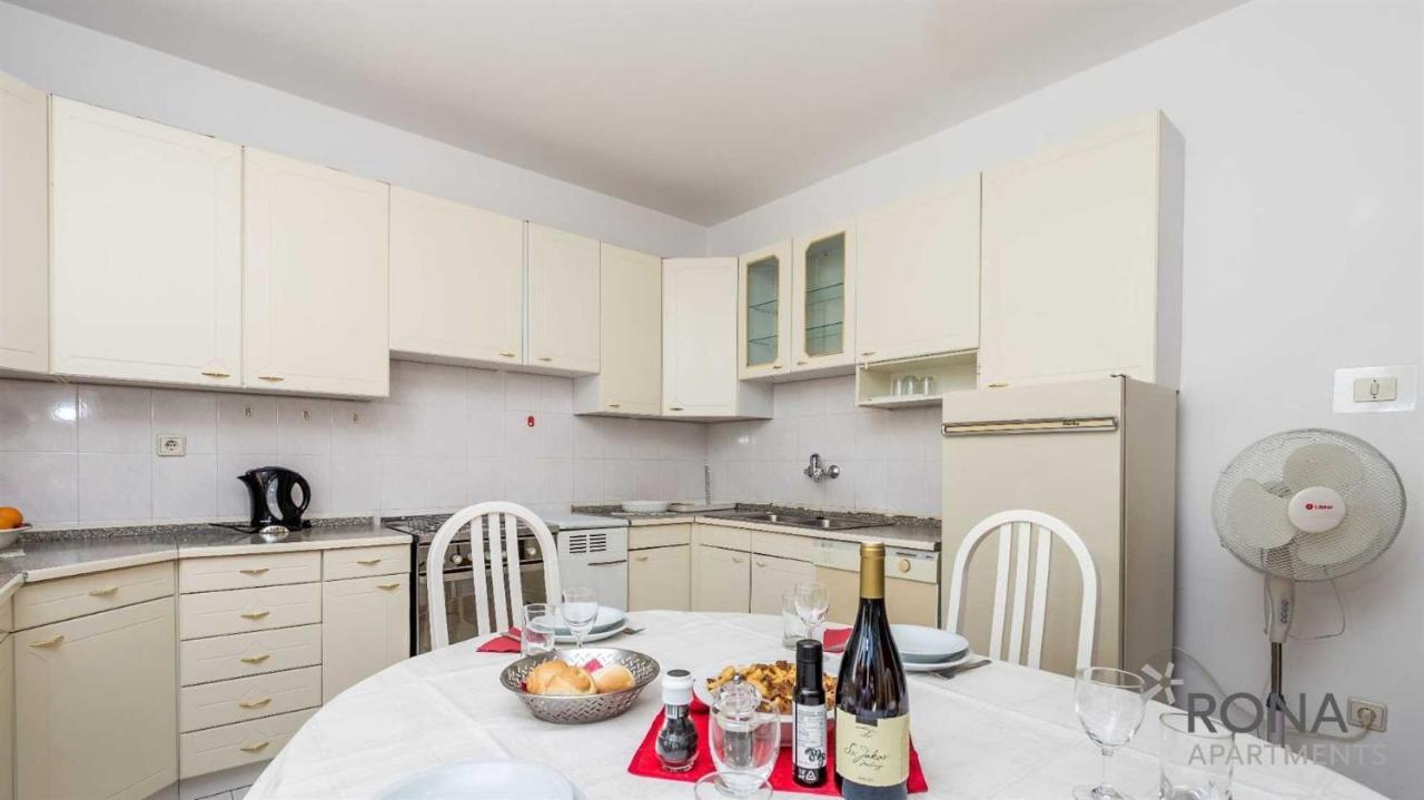 Rona Apartments Ani Ičići Buitenkant foto