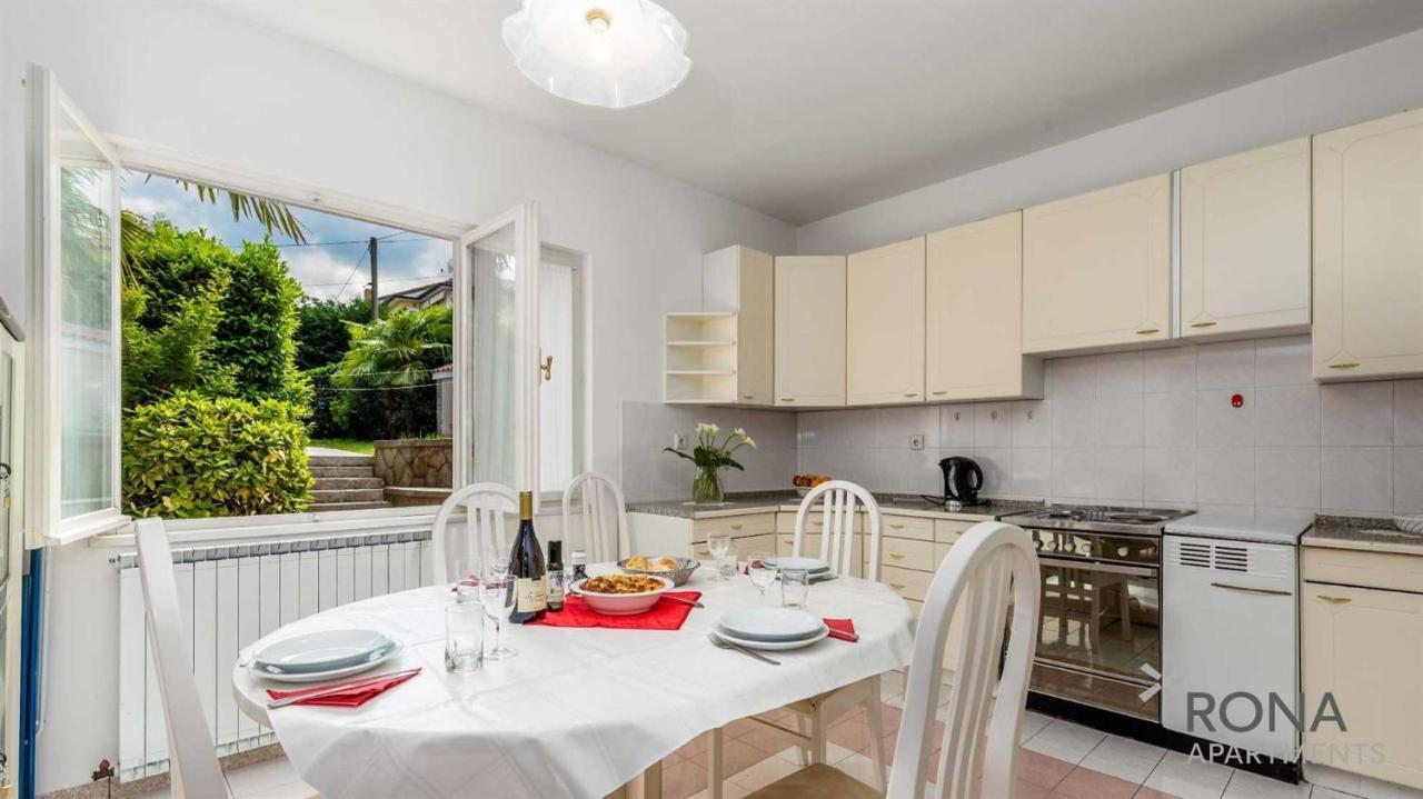 Rona Apartments Ani Ičići Buitenkant foto