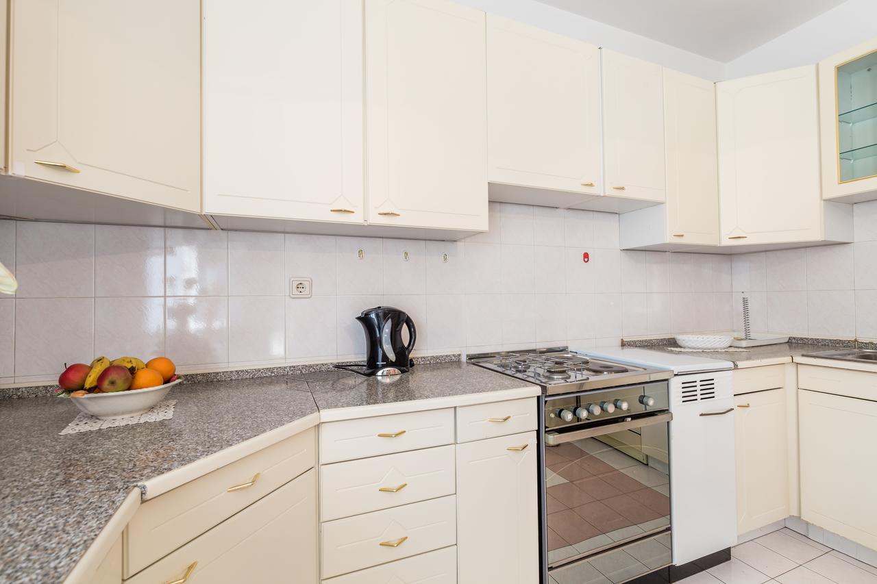 Rona Apartments Ani Ičići Buitenkant foto