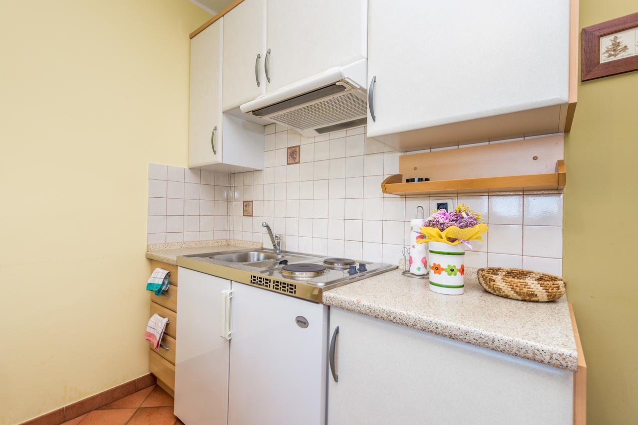 Rona Apartments Ani Ičići Buitenkant foto