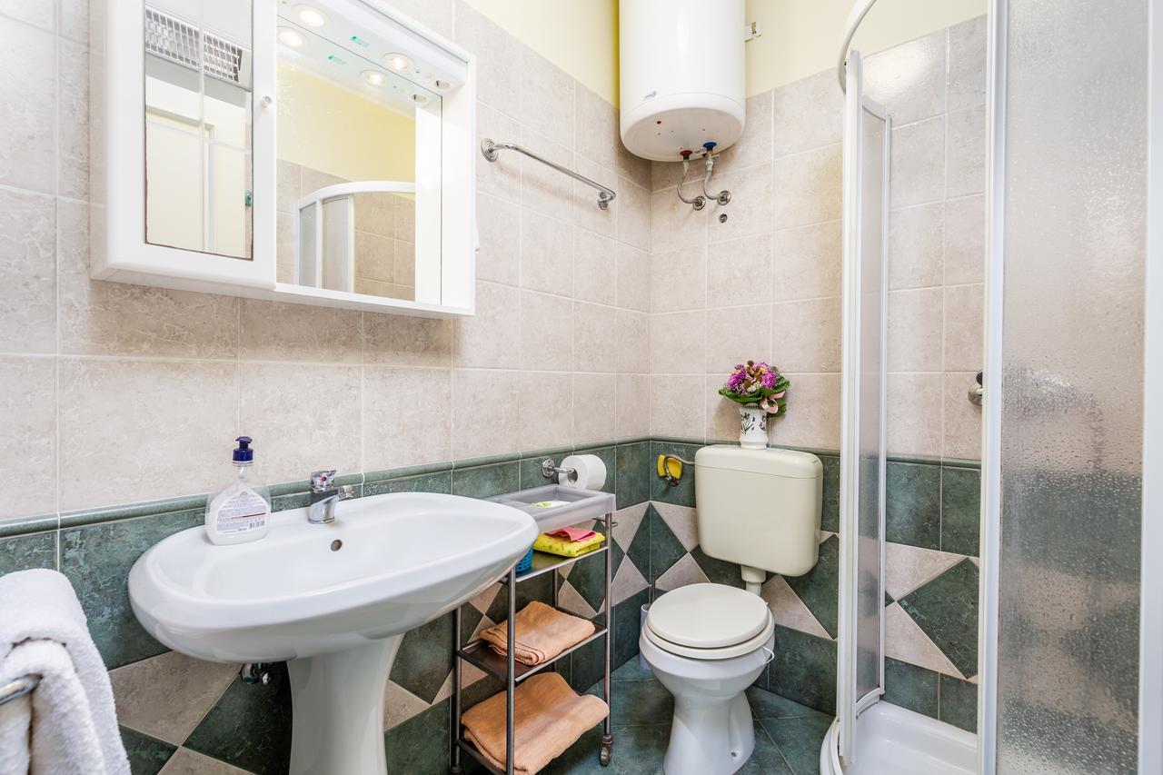 Rona Apartments Ani Ičići Buitenkant foto