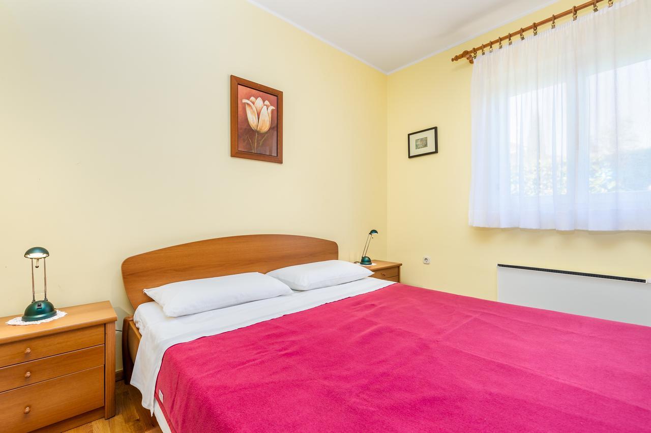 Rona Apartments Ani Ičići Buitenkant foto