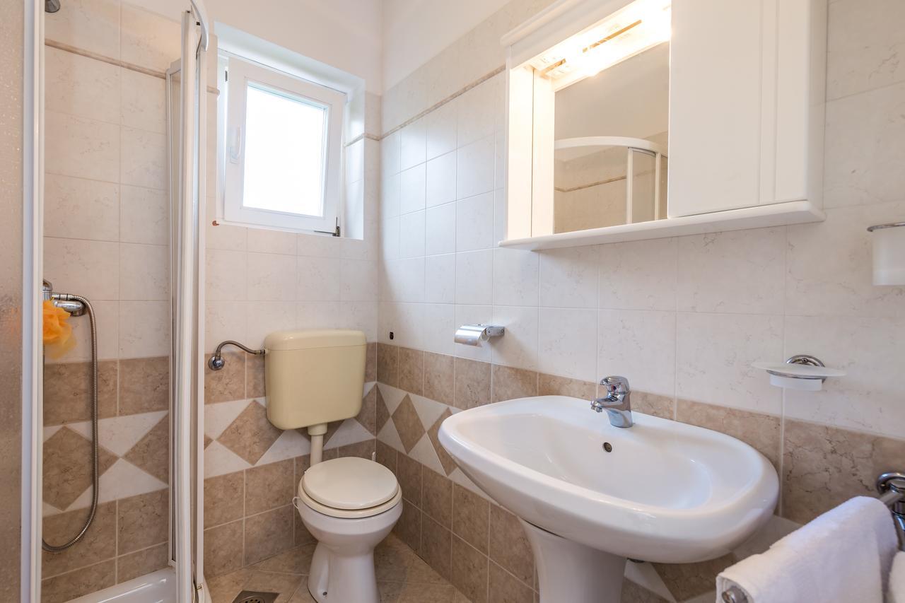 Rona Apartments Ani Ičići Buitenkant foto