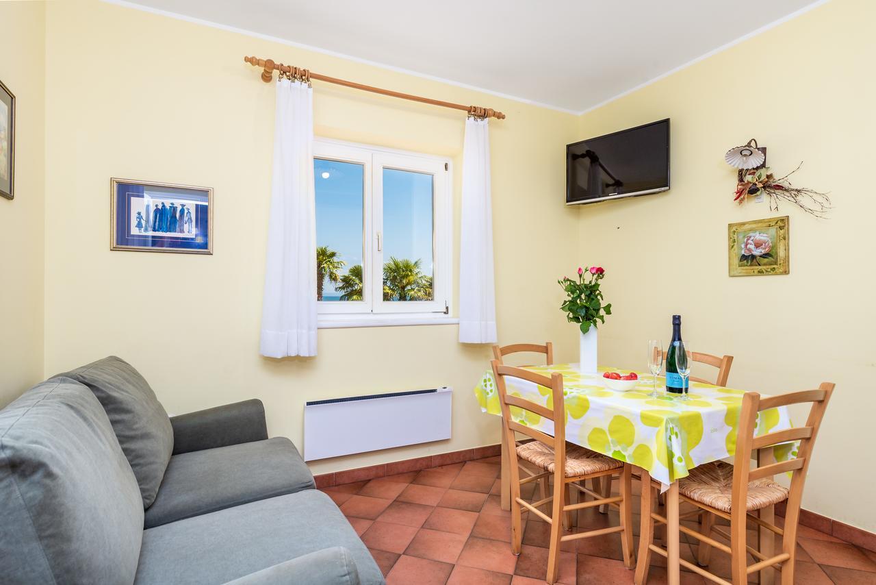 Rona Apartments Ani Ičići Buitenkant foto