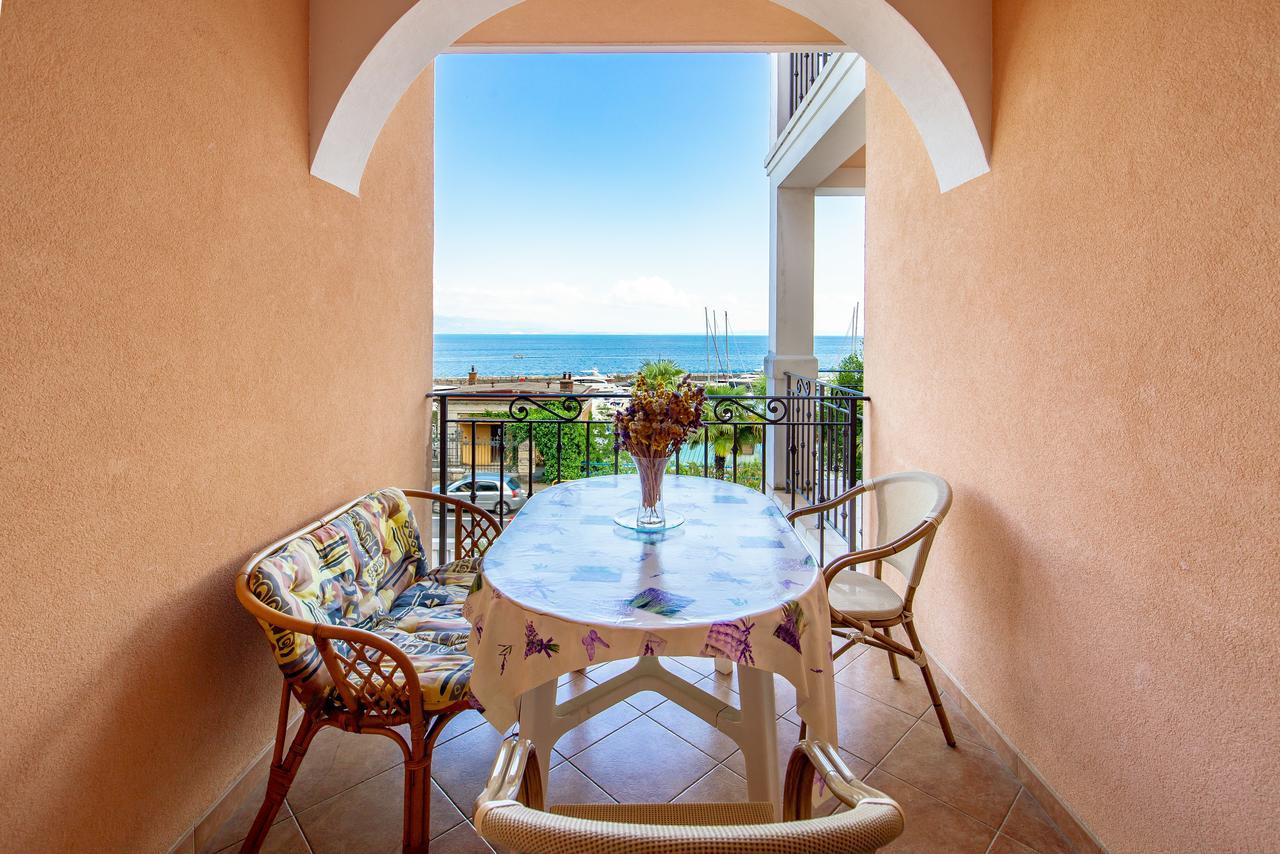 Rona Apartments Ani Ičići Buitenkant foto