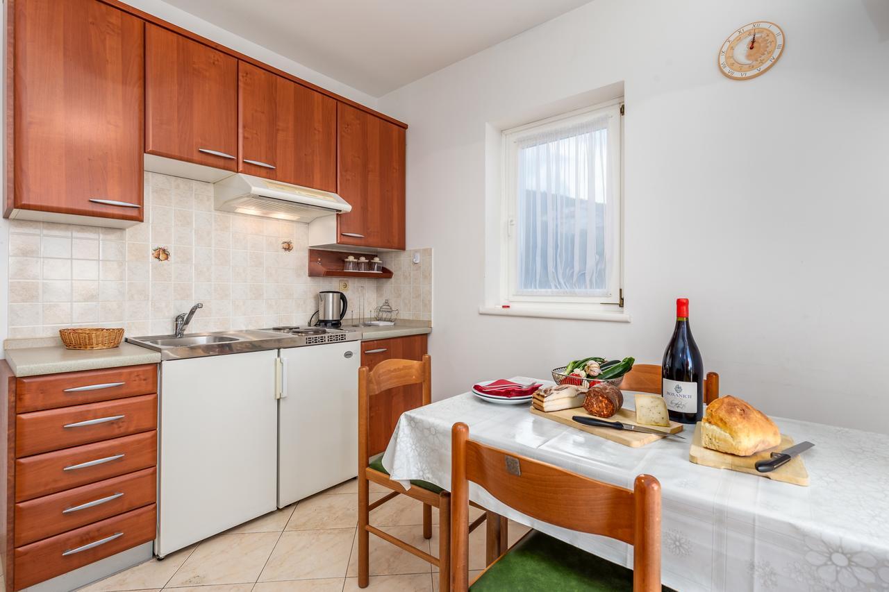 Rona Apartments Ani Ičići Buitenkant foto