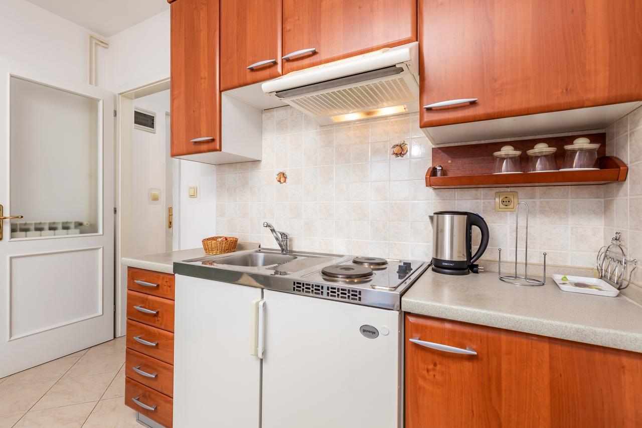 Rona Apartments Ani Ičići Buitenkant foto